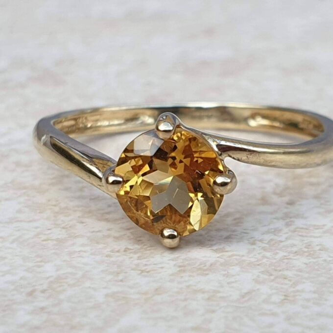 Citrine Solitaire Ring in 9ct Gold. - Gems Afire - Vintage Jewellery UK