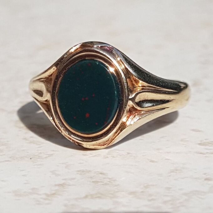 Timeless Oval Bloodstone Signet Ring in 9ct Gold, a UK K 1/2 or a US 5 ...