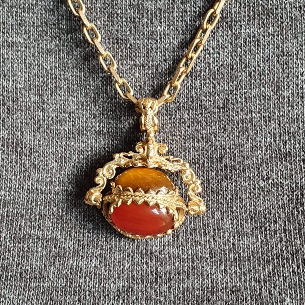 Three Stone Spinner Fob Pendant in 9ct 