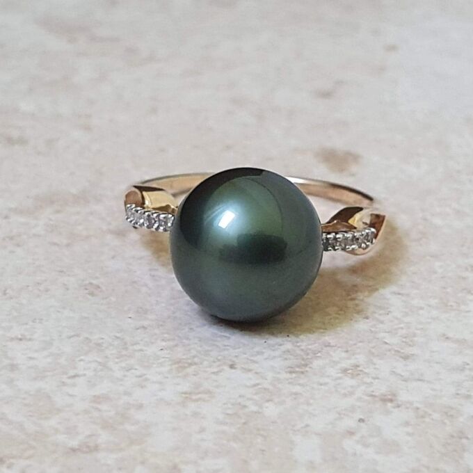 Faux Black Pearl Ring in 9ct gold. Gems Afire Vintage Jewellery UK