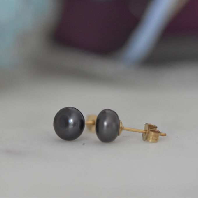Black Pearl Stud Earrings in 9ct Gold. Gems Afire Vintage Jewellery UK