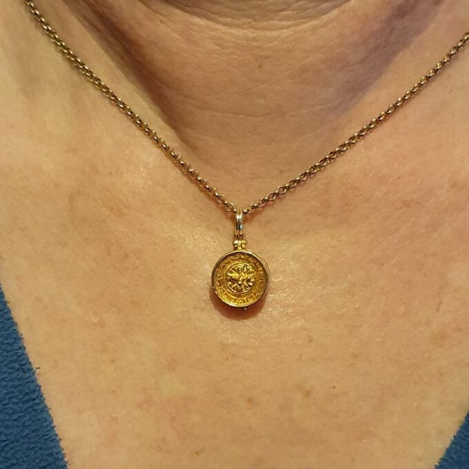 Roulette Wheel Charm Pendant with Hidden Compartment in 9ct Gold Gems